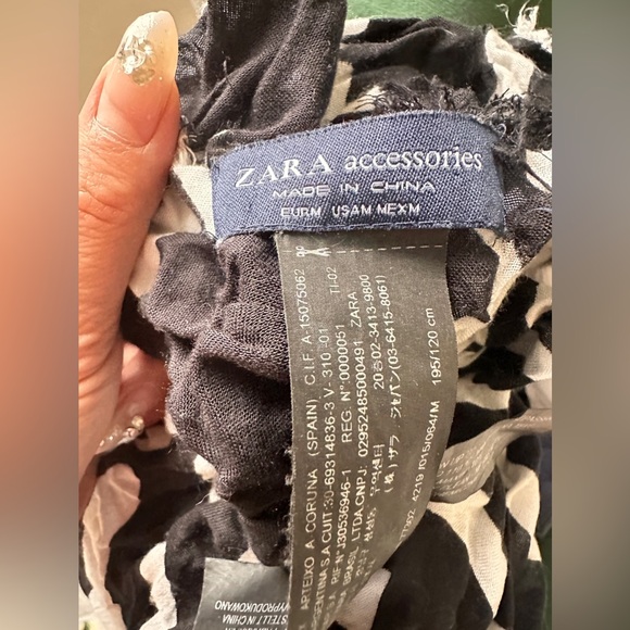 Zara scarf /free if you purchase another item here. - Picture 4 of 5
